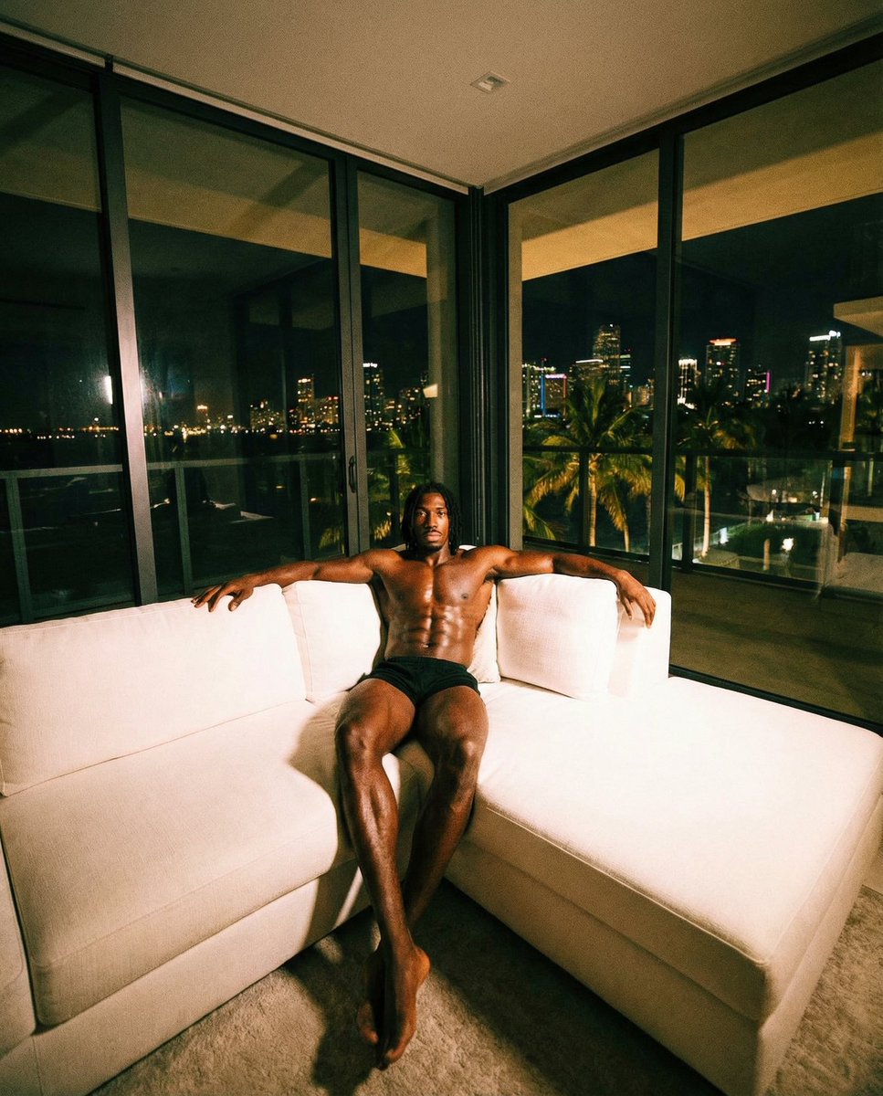 Misfitzworld's tweet photo. Just got to Miami what yall on tonight? https://t.co/p5edvZXldo