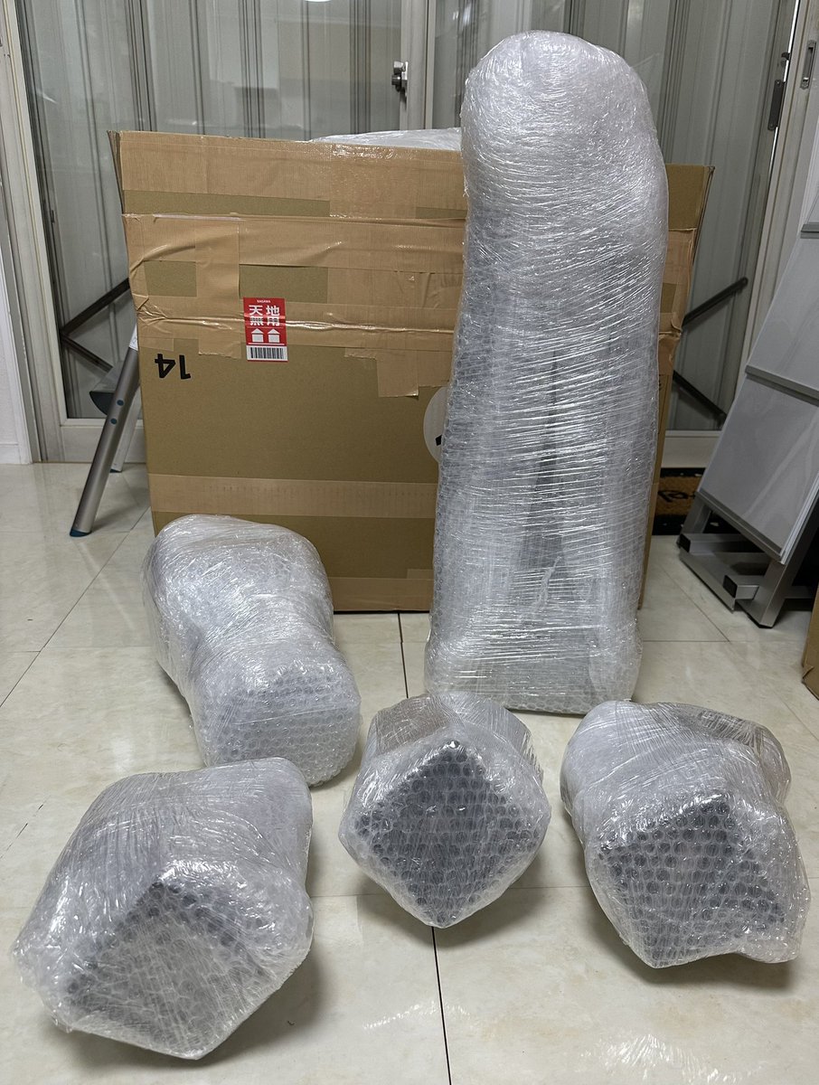 ToraNatural's tweet photo. 先日仕入れたアメシストドームとアメシストスタンドです。
梱包から出す時はミイラの包帯でも剥がしてる？って思うくらい巻き巻きしてました😂

一粒一粒の結晶が大きく色もしっかり出ています。キラキラとテリもあり品質は申し分なく最高です😊 https://t.co/qgOAyJGlxh