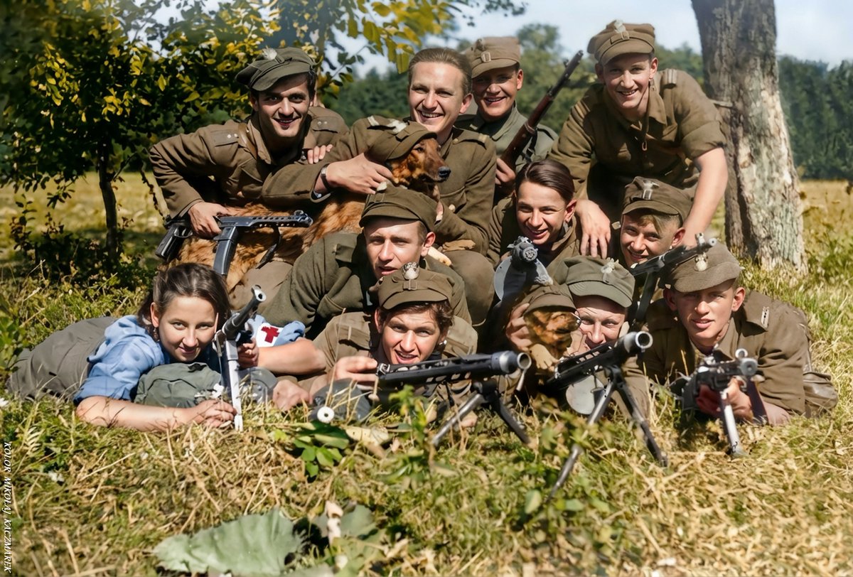 KolorHistorii's tweet photo. „Chcieli nas zakopać. Nie wiedzieli, że jesteśmy ziarnem”
🇵🇱Dziś Narodowy Dzień Pamięci Żołnierzy Wyklętych.

Żołnierze 4. szwadronu 5. Wileńskiej Brygady AK. Białostocczyzna, lato 1945 r. https://t.co/YjgLgopFvq