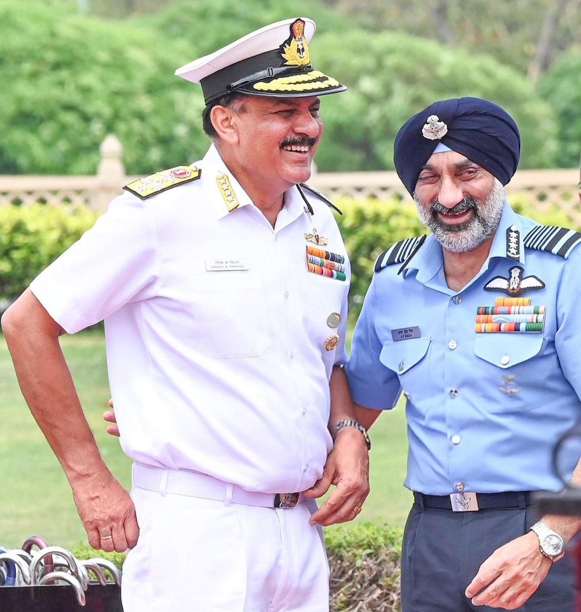 major_pawan's tweet photo. These men have ensured that we and our families stay safe 

Let us all thank them 

Forever grateful @indiannavy @adgpi @IAF_MCC 🙏🏻 https://t.co/6JVdB07MfR