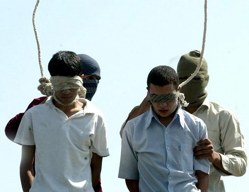 In questa foto del 2005 tristemente nota ci sono Mahmoud e Ayaz, due ragazzi di 16 e 18 anni, impiccati pubblicamente dopo la condanna a morte perché gay. 
Una storia tra tante in Iran,

Per chi è responsabile di questi orrori, non ci potrà mai essere nessuna pietà.

#Khamenei