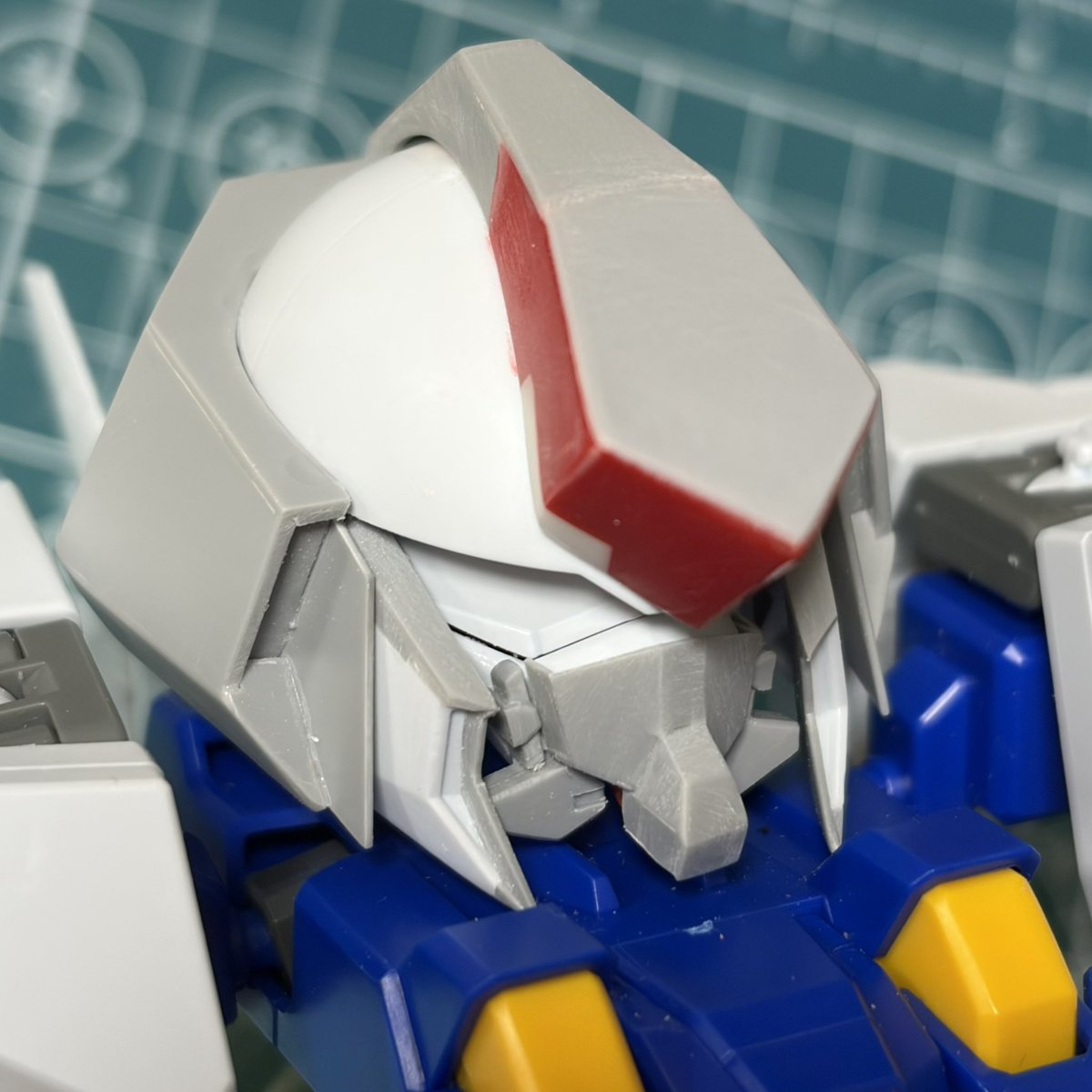 BB戦士 386 クスィーガンダム

バトルマスク作りました(大変だった)
0.3mmプラ板で箱組みしたのでかなり壊れやすい…

側面の箱組みした箇所も頭部と接着
スキマはこれからパテ埋めします(塗り分け頑張ります)

#BB戦士