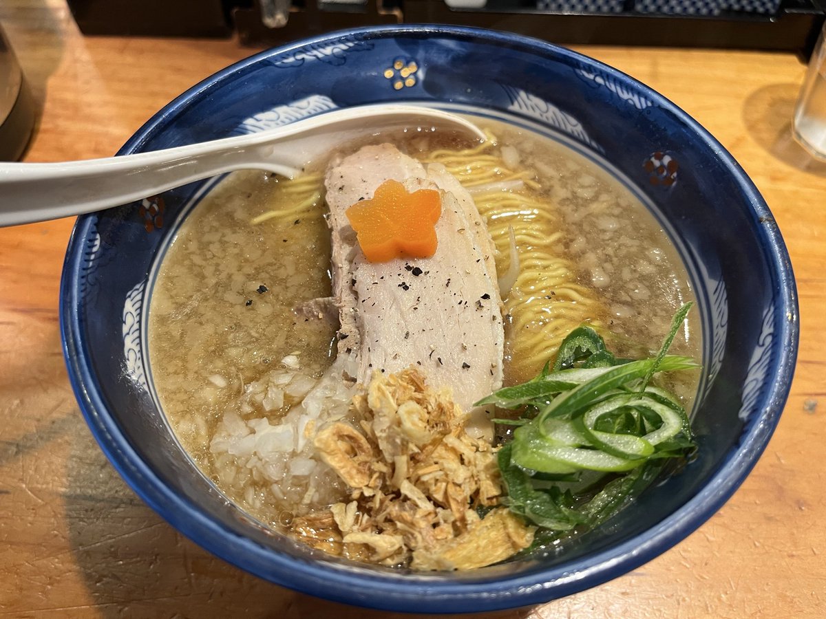 Terry62132158's tweet photo. 赤坂見附　なかご　背脂焦がし醤油

背脂系だけどスッキリ上品な味わい。焼豚が評判のようだけど、デフォでも充分ボリューミーw
危うくスープ飲み切るところだったw https://t.co/Sx3ZE9xIju