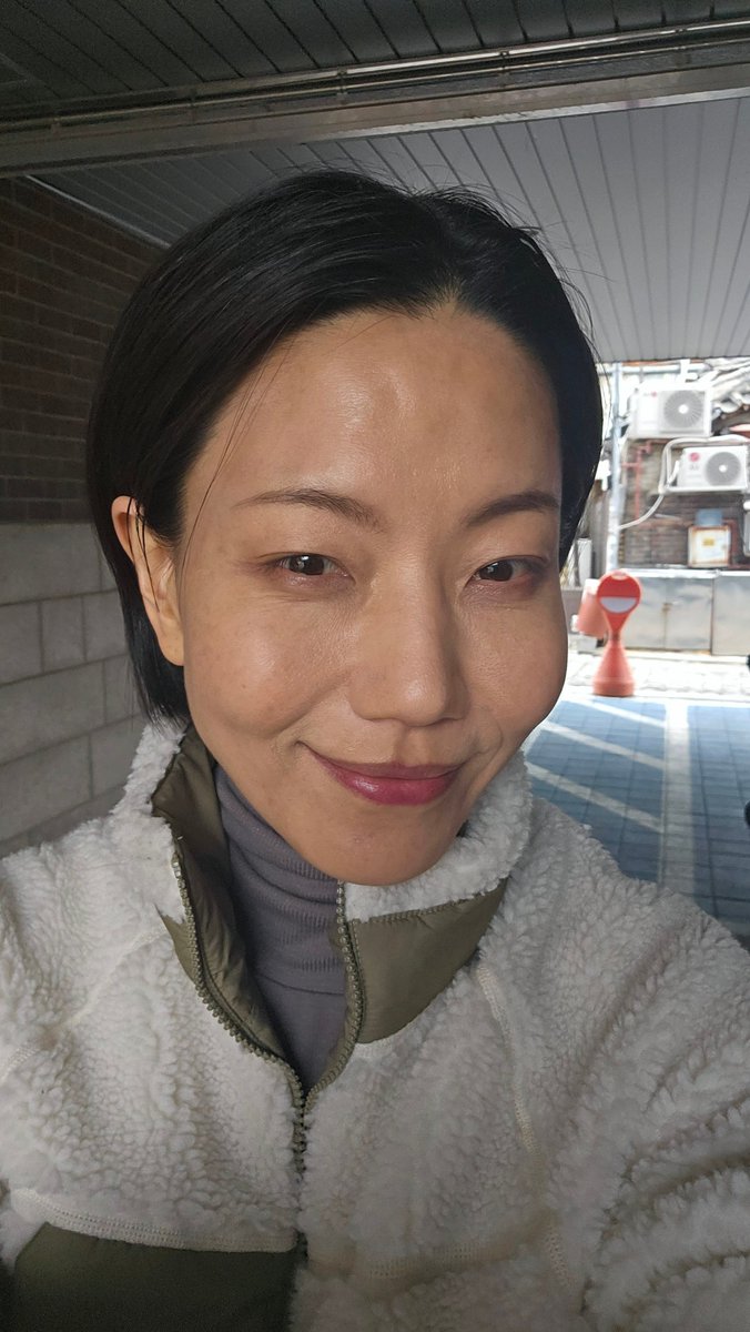waiting_22's tweet photo. 살수선 후기: 괴물에서 처음 보고 연기 잘하신다 감탄했던 기억으로 남아있었단 김신록 배우님ㅠㅠ 1인극 하신다는 소식을 듣고 매진인 공연 운좋게 취켓팅 돼서 달려왔는데 진짜 연기 잘하심.. 100분동안 쉴새없이 대사하시고 움직이시는데 에너지에 너무 감탄함... https://t.co/Gd9v9nnQsM