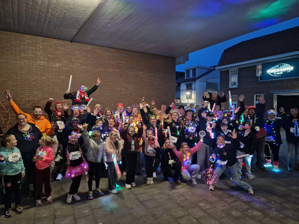 Cascarvieten winnen eerste prijs best verlichte groep in FunRun op de avond voorafgaande aan de 20 van Alphen. Dank gaat uit naar Kelly Zevenhoven voor het initiatief! (Foto Sabrina Heer)