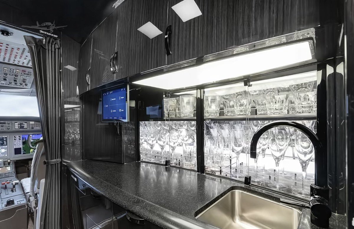 ComfortLolaa's tweet image. X can literally change your life 
First flight at 22🎉