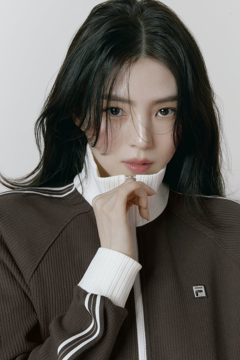 kmaniamy's tweet photo. 2026 Spring Han So-hee 1911 Knit Track

Introducing the 1911 Knit Track,
presented by FILA’s muse, Han So-hee.

A modern icon defined by refined knit texture and a sleek silhouette—captured in motion.

#FILA 
#FILAGLOBAL
#FILAKOREA
#HANSOHEE
#HANSOHEEFILA https://t.co/EqZEM7uGdL