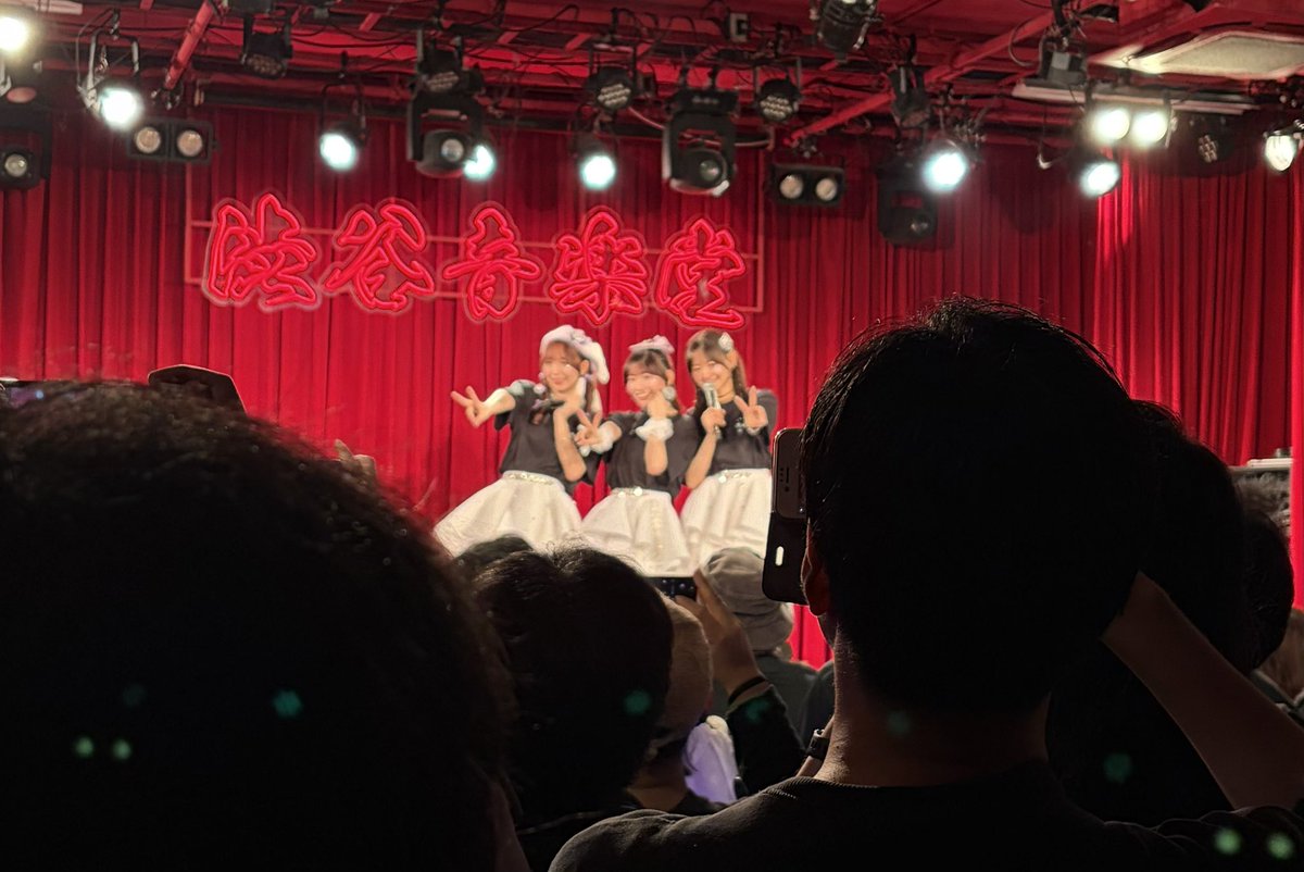 KYuruaka's tweet photo. 2月21日 #エイアイカ さんの #エイアイカ2周年 ライブの #ちちゃレポ です！じゃあにぃ @Journey_6888 さんのお誘いで素晴らしいライブを体験できました❗️ちょっとカワイイを浴びにいこう、のはずが焔噴き上がる凄まじいパフォーマンスに圧倒されました！その気分の変化が伝わるといいな🎤 https://t.co/SRXiLRvb08
