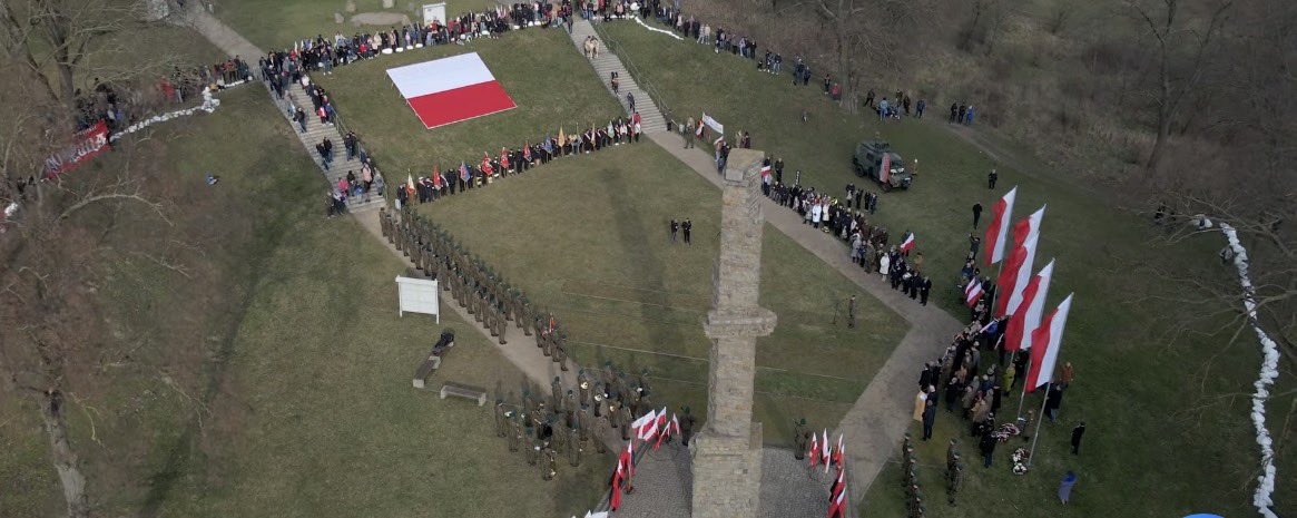 JakubKrupa2006's tweet photo. Dziś mało kto o tym pamięta. 81. rocznica wkopania pierwszego polskiego słupa granicznego nad Odrą w Czelinie.
Sześciu żołnierzy Batalionu Pontonowo-Mostowego wbija biało-czerwony słup – symbol powrotu Polski na te ziemie.
Cześć Ich pamięci! 🇵🇱🫡
#Czelin #Odra #HistoriaPolski https://t.co/sEkxpFDeq0