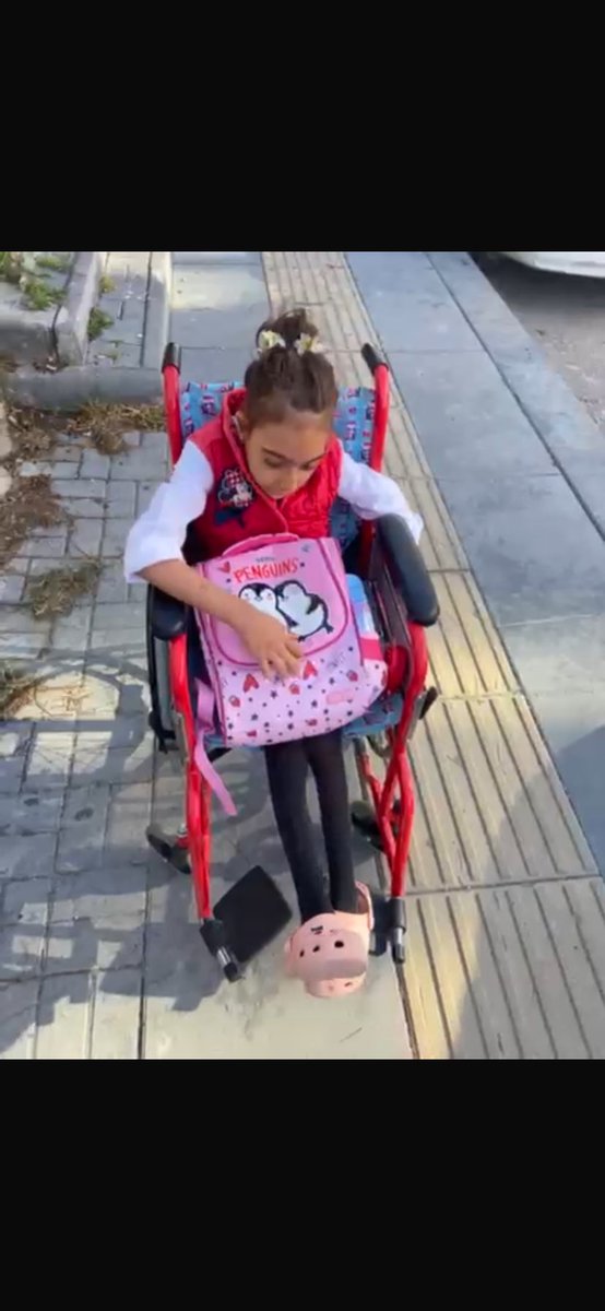 KADERSONMEpha5's tweet photo. KADER SÖNMEZ 
Tweet 4 – Fiziksel ve Psikolojik Travma
Kızım ağır nöbetler geçirdi, altına kaçırdı ve ciddi travmalar yaşadı.
Sol tarafı kısmi felç, tekerlekli sandalyeye muhtaç.
Psikiyatri ve ortopedi ameliyatı geçirdi; kalçasında platin ve vida var.
#ÇocukHakları #AdaletSusmasın
@tcmeb @ankara_valilik @engellihaklari2
