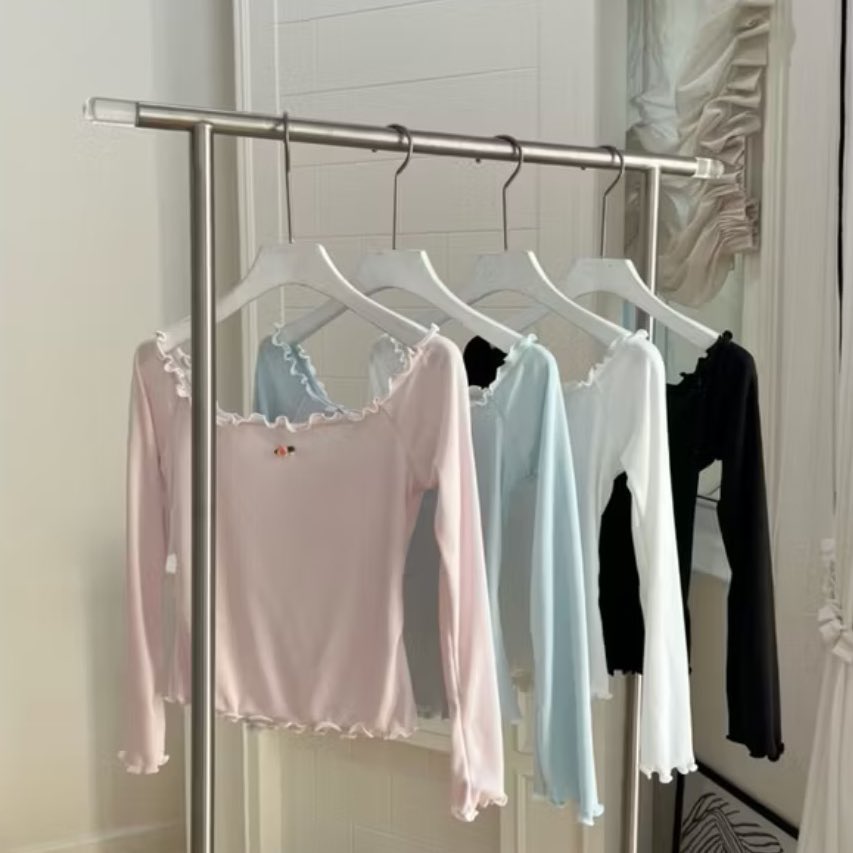 จากที่อุดหนุนมานานเพิ่งรู้ว่าร้าน happysummer.bkk มีช่างคนไทยทำกันอยู่ 5 คนเอง แล้วพี่ช่างส่วนใหญ่เป็นวัยเกษียณกันหมดแล้ว อุดหนุนร้านก็เหมือนช่วยซัพพอร์ตพี่ๆไปในตัวด้วย ><  เสื้อผ้าราคาก็น่ารักมาก ตัวละ 180-200 กว่าบาทเอง ทรงสวย ผ้าดีด้วย