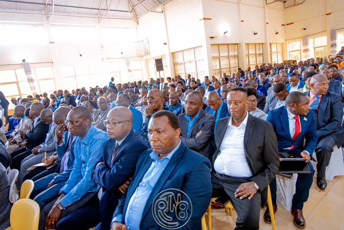 RTNBurundi's tweet image. @PButanyerera : La création de coopératives de jeunes figure aussi parmi les priorités afin de valoriser leurs talents.

Les natifs présents ont félicité les autorités pour leurs efforts. Ils ont souhaité la poursuite des projets dans les anciennes provinces de #Kayanza, #Kirundo