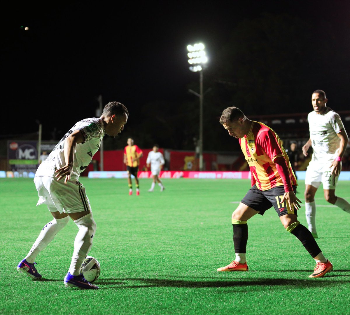 ADNROJIAMARILLO's tweet photo. ✅GOLEADA FLORENSE 🔥

🔴🟡#CSH | El Club Sport Herediano goleó en casa al Municipal de Pérez Zeledón 3 a 0 con goles de Everardo Rubio, Ronaldo Araya y Keysher Fuller, de esta manera El Team se mantiene mas líder del torneo de Clausura 2026.❤️💛

#CSH 3-0 #MPZ https://t.co/bloqsTBTUj