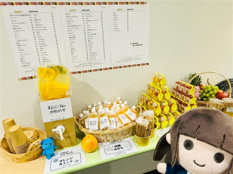 kuronekounion's tweet photo. スタッフ：エルタマを通じて、みなさまからフルーツの差し入れが届きましたにゃう～♪

いただいた応援メッセージと一緒に、早速ほっちゃんへお届けにゃ🐈‍⬛

ご参加いただきましたみなさま、ありがとうございますにゃう！ https://t.co/i1TlCreK2A