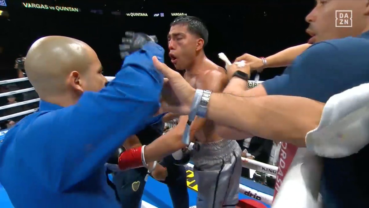 combatmoments's tweet image. STOPPED IN THE CORNER ‼️#NavarreteNunez  #Boxing