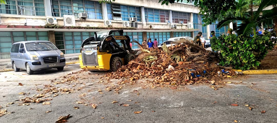 Nuestra gratitud para los soldados y oficiales de <a href="/MinfarC/">Minfar_Cuba</a> que nuevamente hoy apoyaron en la jornada de limpieza en el municipio Plaza de la Revolución y en la sede de <a href="/MINCOMCuba/">Ministerio de Comunicaciones Cuba</a> se unieron a los trabajadores para dejar relucientes las áreas exteriores. #PorCubaJuntosCreamos 🇨🇺