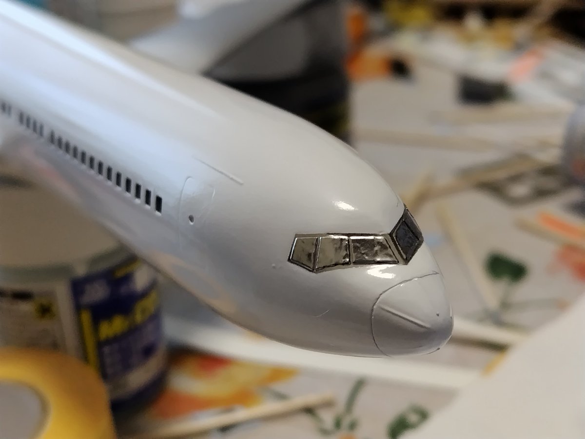 kd618a's tweet photo. ハセガワから作るJA609A
コクピットウィンドウの研ぎ出しから塗装まで。

マキビシ太郎先生のトリプルを見様見真似ですが、いい感じに !

この光の反射はデカールでは絶対出せない、クリアパーツだからこその質感ですね︎︎👍

 #ハセガワ旅客機
 #旅客機プラモ
 #B767 https://t.co/nn4z8CF2bs
