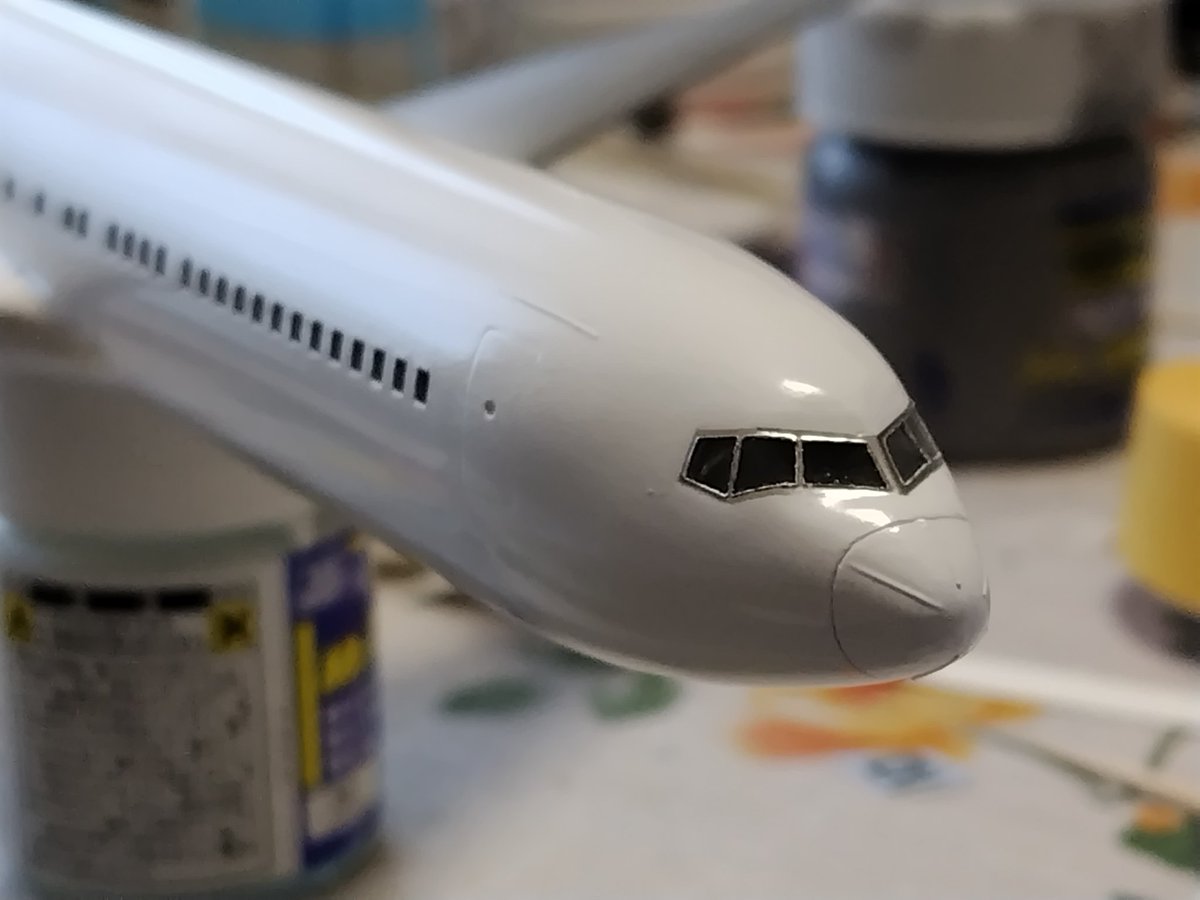 kd618a's tweet photo. ハセガワから作るJA609A
コクピットウィンドウの研ぎ出しから塗装まで。

マキビシ太郎先生のトリプルを見様見真似ですが、いい感じに !

この光の反射はデカールでは絶対出せない、クリアパーツだからこその質感ですね︎︎👍

 #ハセガワ旅客機
 #旅客機プラモ
 #B767 https://t.co/nn4z8CF2bs