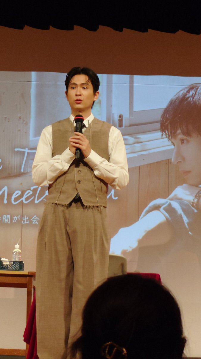 kiki5592216978's tweet photo. #WhereTimeMeetsYou
2部のサインをする石知田君と、最後に挨拶をする石知田君です。
ファンを目の前にする彼のやさしい眼差しが素敵です。
そして、長時間、お疲れ様でした。
彼の中で余真軒が生きていると語ってくれたのが、本当に嬉しかったです。これからも応援します。 https://t.co/gps4QKKeX6