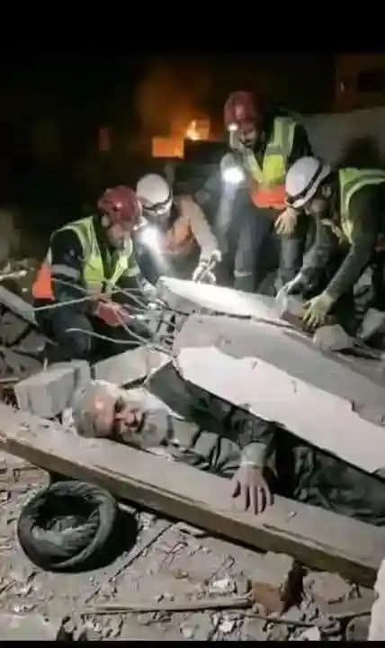 farooqtabassum's tweet photo. إِنَّا لِلّهِ وَإِنَّـا إِلَيْهِ رَاجِعونَ
 ایران کہ سپریم لیڈر آیت اللہ خامنائی شھید  ایرانی میڈیا نے تصوير جاری کر دی 😭 https://t.co/0VpuSkBZFb