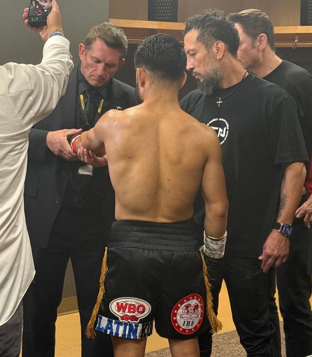 Últimos detalles en el camerino del  campeón mundial <a href="/sugarnunez/">Sugarnuñez</a> a minutos de unificar la corona de las 130 libras en Glendale, Arizona por <a href="/DAZNBoxing/">DAZN Boxing</a> 

#NavarreteNunez
<a href="/IBFUSBAboxing/">IBF</a> 
<a href="/WorldBoxingOrg/">WBO</a> 
<a href="/MatchroomBoxing/">Matchroom Boxing</a> 
<a href="/KochulMontielP/">Kochul Montiel P.</a> 
<a href="/bxstrs/">Bxstrs Promotions</a> 
<a href="/oskuchle/">Oswaldo Küchle</a>