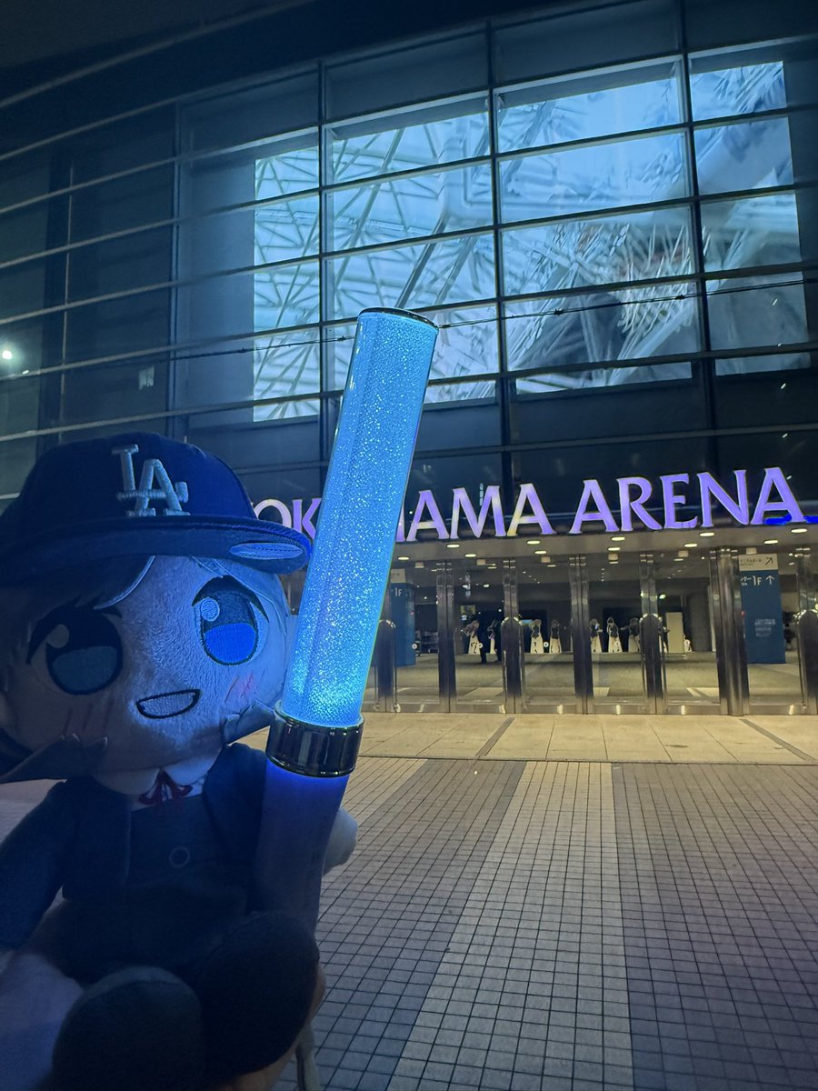 fond_ly's tweet photo. 横浜7thのことポストするの忘れてたけど、本当に色々ありすぎた😭
ストゼロ片手に物販列へダッシュしてるところ友達に見られるし、なぜかソーセージでポッキーゲームするし、カオスすぎた。
#lovelive #Liella #Liella_7th_神奈川Day1 #Liella_7th_神奈川Day2 https://t.co/vbkhcAItIE