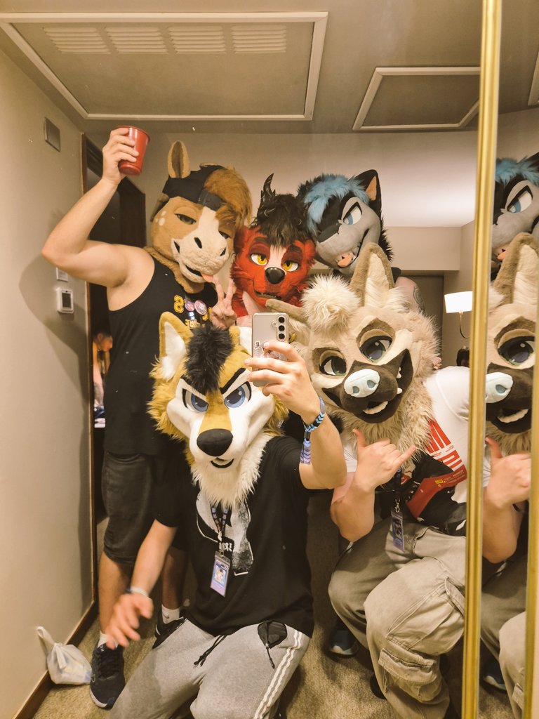 Johnny_R_Horse's tweet photo. Yaay roomparty night at SAFE! https://t.co/EseXUgMxQK
