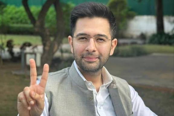 राघव चढ्ढा ने संसद में भारतीय बैंकिंग सिस्टम पर सवाल उठाए हैं, खासकर कि बैंक खातों से hidden charges, minimum balance penalties और अन्य शुल्क के कारण आम लोगों की बचत पर असर होता है।

गरीब आदमी अगर 1000, 500 भी रखे तो बैंक मिनिमम बैलेंस के नाम पर काट लेता.... See More