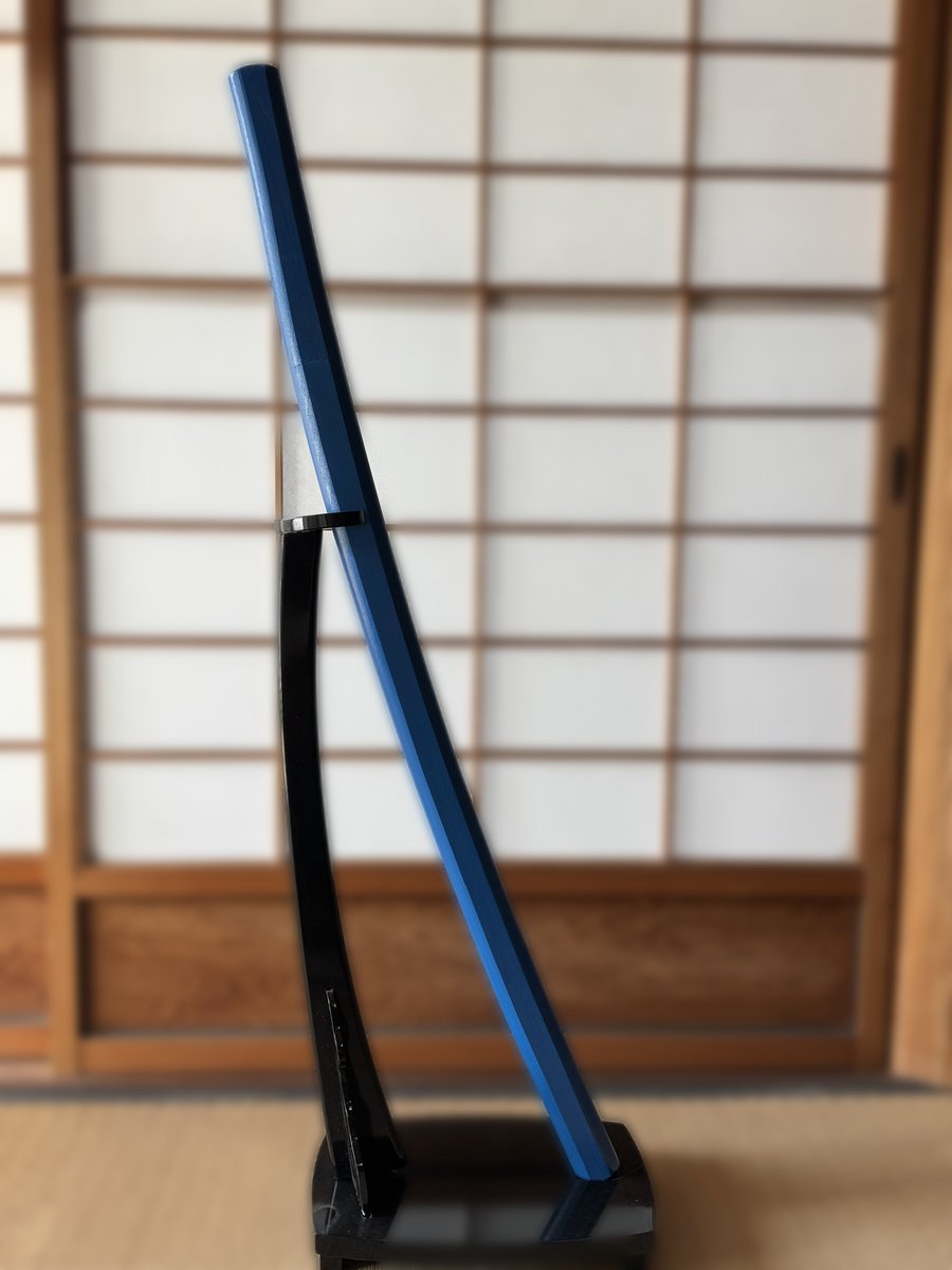 乾ききって青色になったかな
柄部分の装飾は3Dプリンターで作成するか、COS ボードでも買うか…
小道具作るとなると手元に設定資料集が欲しくなる

#NOUMIN装備