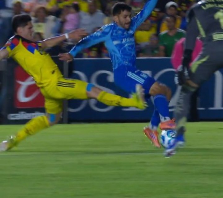 Un defensa que aspira a ser titular en la Copa del Mundo, no puede hacer este tipo de barritas tan estúpidas dentro del área chica y a la espalda del rival. <a href="/IsraelReyesrom1/">Israel Reyes romero</a> es un idiota bien hecho. <a href="/17TITULOSDELIGA/">ℍ𝔸ℝ𝕋ℤ (ᑕ♥ᗩ) 💙🦅💛</a>