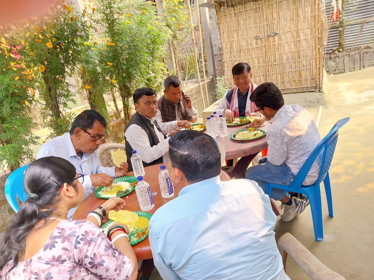 gupta_bhupender's tweet image. धुबरी जिला असम की गोलकगंज विधानसभा के गोलकगंज मंडल में पन्ना प्रमुख सम्मेलन को संबोधित किया।

संगठन सुदृढ़ीकरण पर चर्चा हुई एवं जिला अध्यक्ष श्री संजय राय जी द्वारा पारंपरिक अंगवस्त्र से सम्मानित किया गया।

#BJPAssam #ShaktiKendra #BoothLevel