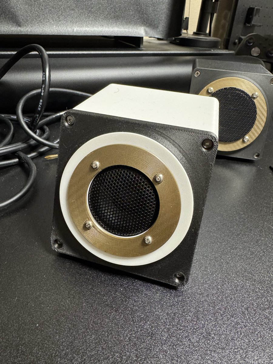 父さん… 完全にやらかしてしまったデザイン。スピーカーはいかに目玉に