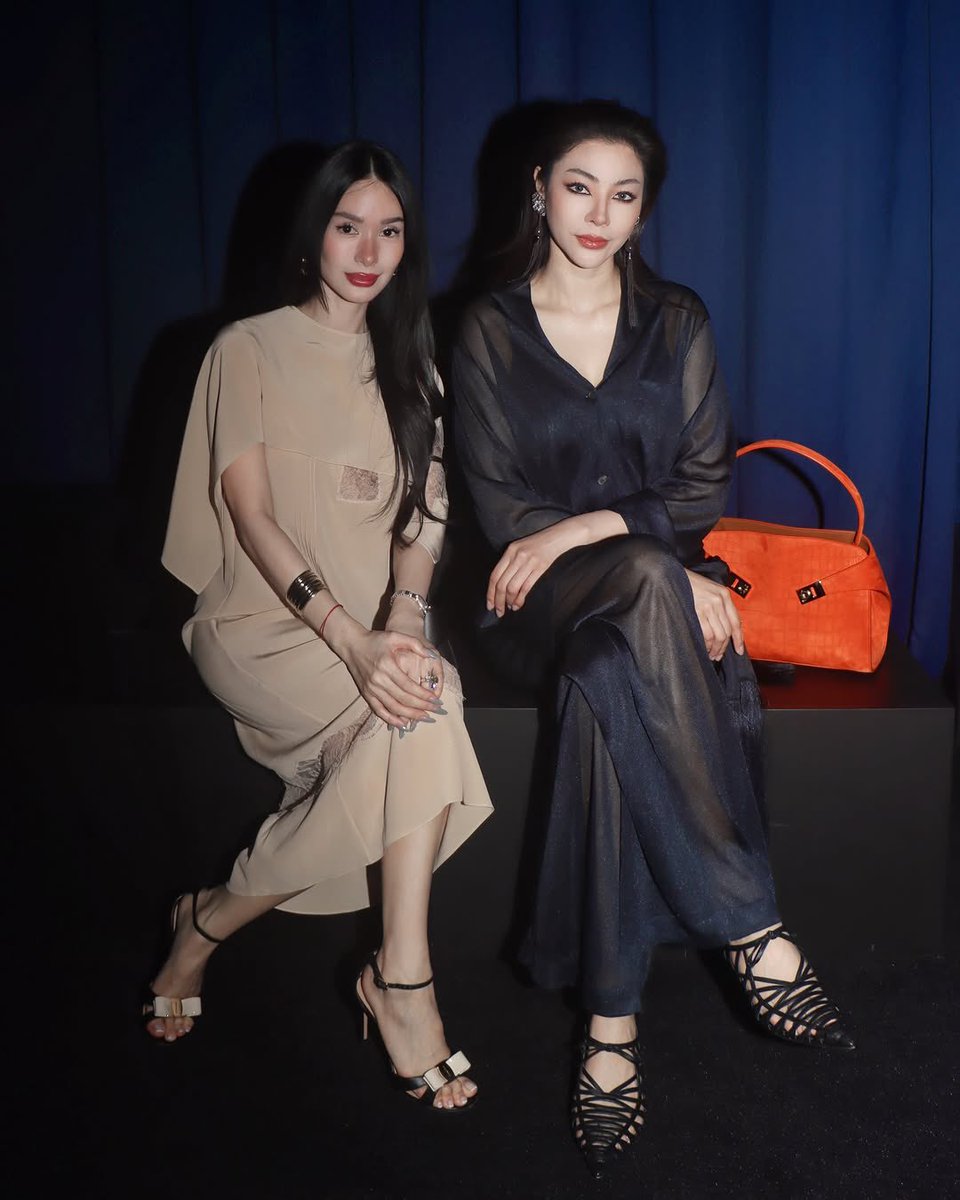 bringmefaye's tweet photo. [260301] พี่ฝ้ายถ่ายภาพร่วมกับคุณ Heart Evangelista
นักแสดงและแฟชั่นไอคอนจากฟิลิปปินส์ รวมถึง CEO ของแบรนด์บิวตี้ Luxelle ในงาน Milan Fashion Week 💛

FAYE AT MFW X FERRAGAMO
#FerragamoFW26xFaye
#FayeXFerragamo 
#Ferragamo 
#FerragamoFW26
#FayeInMFW
#FayePeraya

https://t.co/Hej8tpbeOo