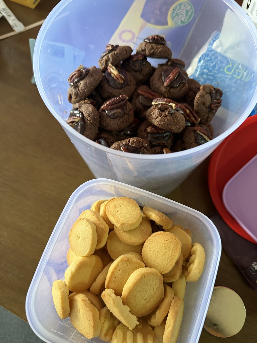 ciksue__'s tweet photo. Siap kuih raya tahun ni
Afghan cookies
Sablé cookies - just regular butter cookies but make it french https://t.co/zCwJm1CFa3