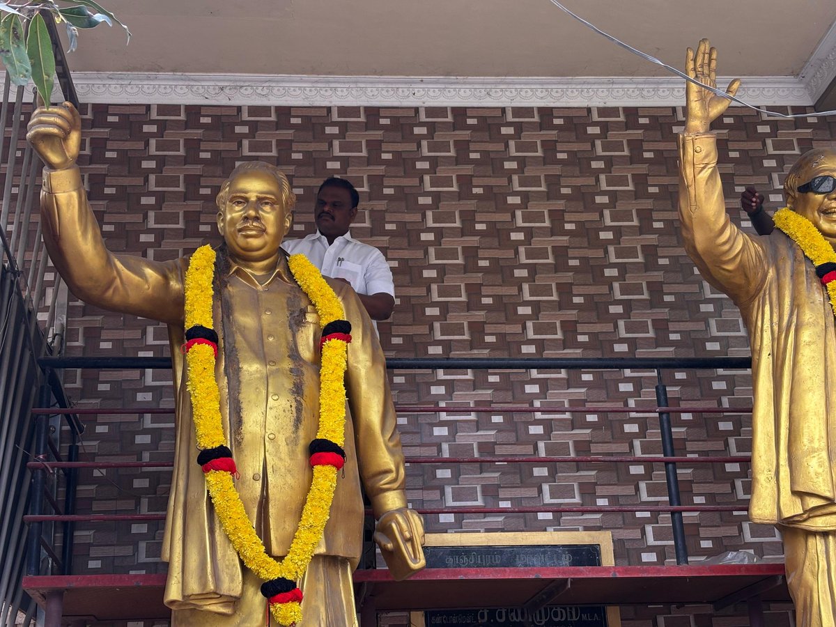 Silambu55255694's tweet photo. கழக தலைவர் தமிழ்நாடு முதலமைச்சர் முத்துவேல் கருணாநிதி ஸ்டாலின் அவர்களின் 73-ம் ஆண்டு பிறந்த நாளை முன்னிட்டு இன்று மாவட்ட கழக அலுவலகத்தில் 24-வது வட்டக் கழகத்தின் சார்பாக கழக இரு வண்ணக் கொடியேற்றி பொதுமக்களுக்கு இனிப்பு வழங்கி பிறந்தநாள் கொண்டாடியபோது. https://t.co/QZgDzLbdkN
