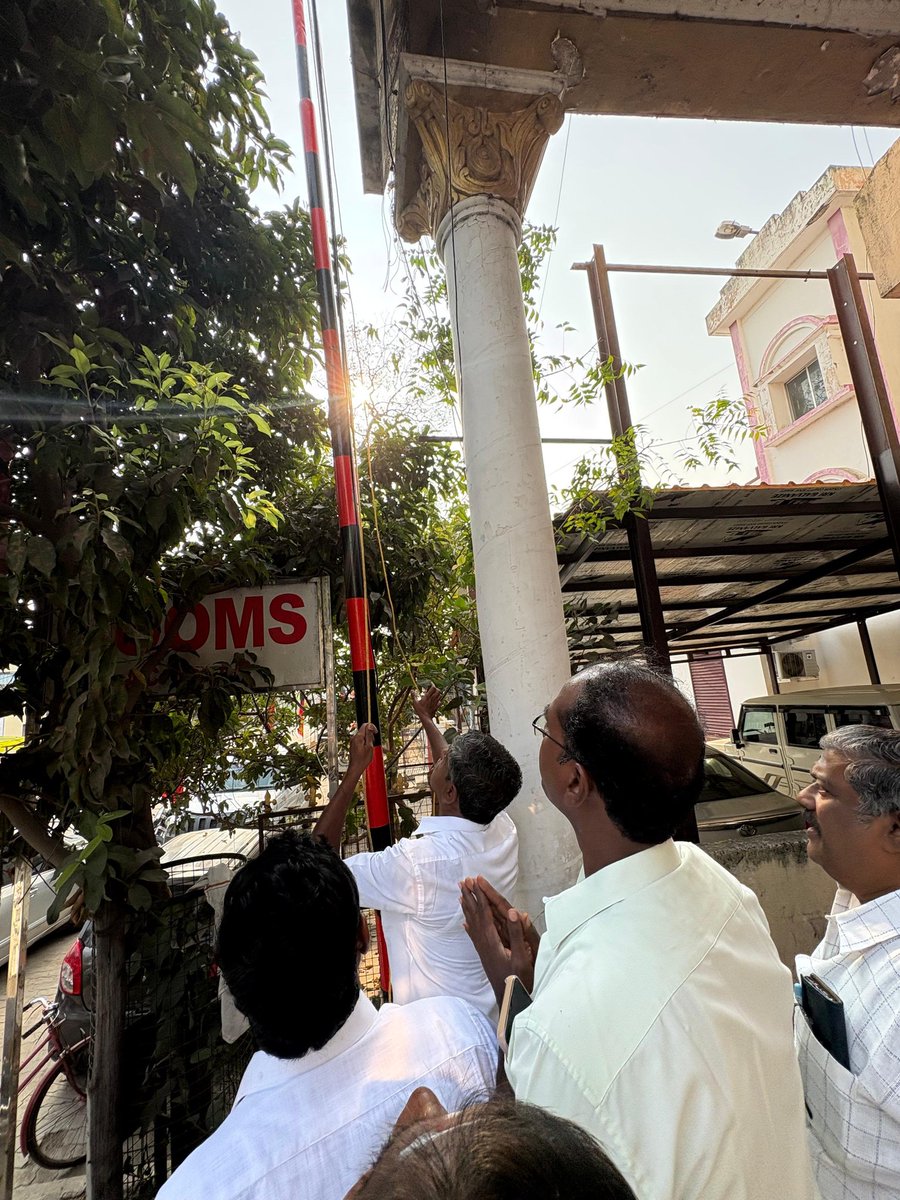 Silambu55255694's tweet photo. கழக தலைவர் தமிழ்நாடு முதலமைச்சர் முத்துவேல் கருணாநிதி ஸ்டாலின் அவர்களின் 73-ம் ஆண்டு பிறந்த நாளை முன்னிட்டு இன்று மாவட்ட கழக அலுவலகத்தில் 24-வது வட்டக் கழகத்தின் சார்பாக கழக இரு வண்ணக் கொடியேற்றி பொதுமக்களுக்கு இனிப்பு வழங்கி பிறந்தநாள் கொண்டாடியபோது. https://t.co/QZgDzLbdkN