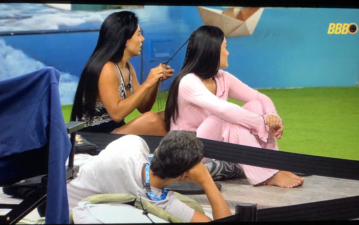 do nada a marciele usando a jordana de boneca e fazendo trança no cabelo dela me encanta o mecanismo de remanejo da cunhã