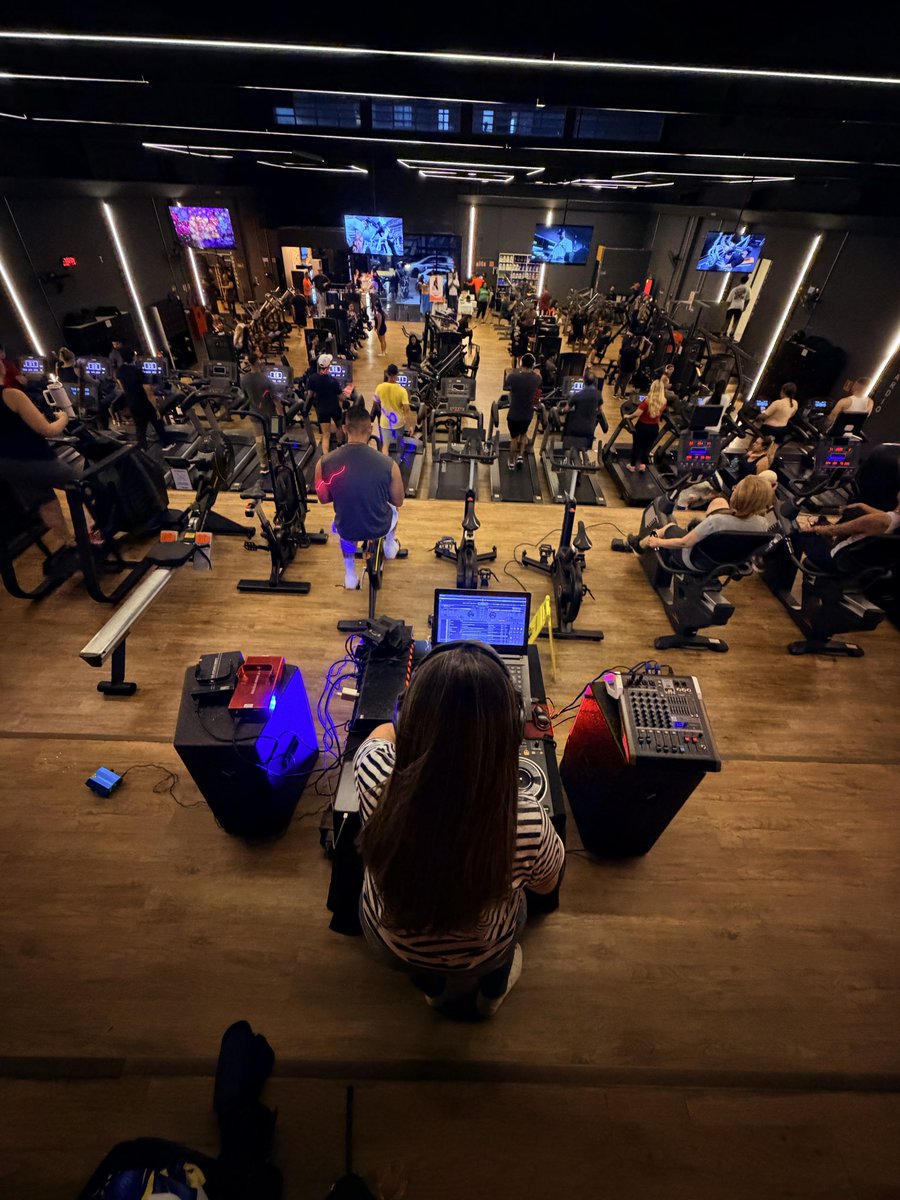 _carolcamargoo's tweet photo. 💪🏻🎧 https://t.co/t7RvlykGTt