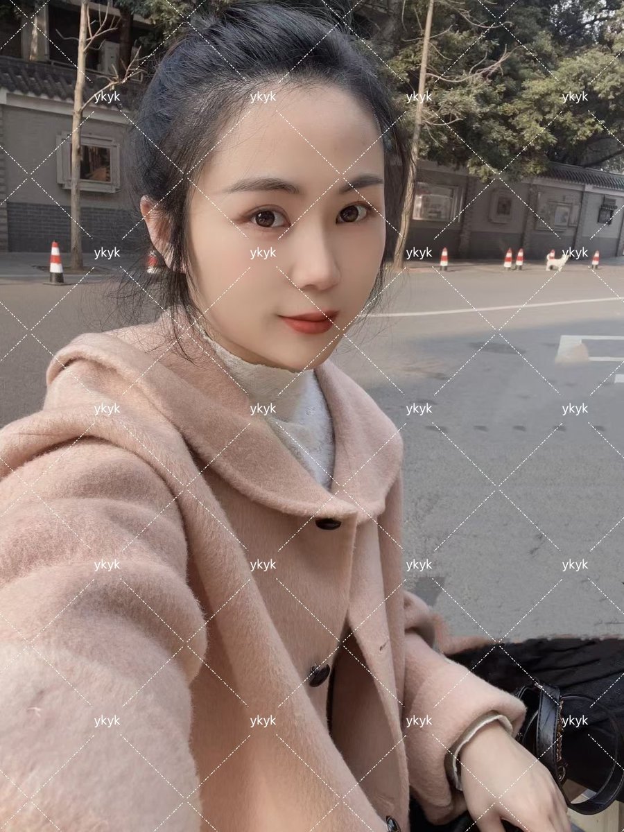 ssc83899103's tweet photo. 女主的颜值会让你跪在她穿一天的高跟鞋面前卖力舔舐么☺️☺️能舔到鞋底应该是每个鞋奴至高的荣耀吧 https://t.co/9HqucICTVn