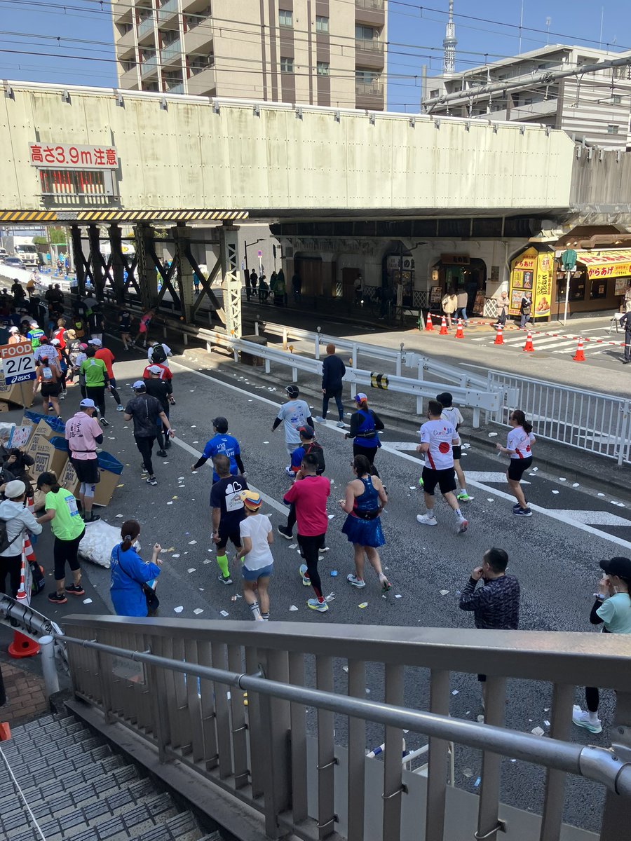 毎年、大迷惑な、#東京マラソン大会。
 
給水所近くはゴミだらけで、ボランティアさん達が集めるのに苦労しているし、観客は、なぜ道を横断できないのか詰め寄っているし。
