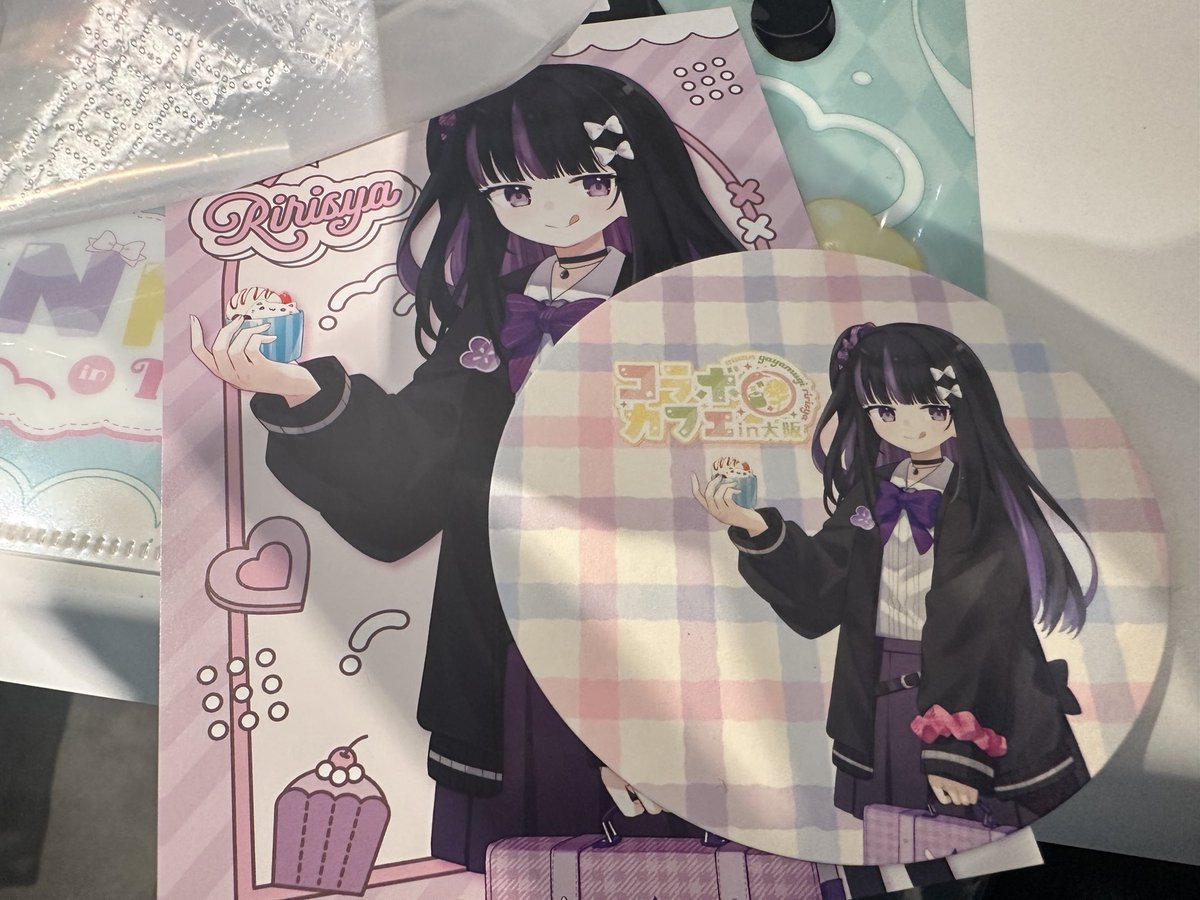 りりしゃのコースターとポスカセット でもらえた〜 #uNpiかふぇ