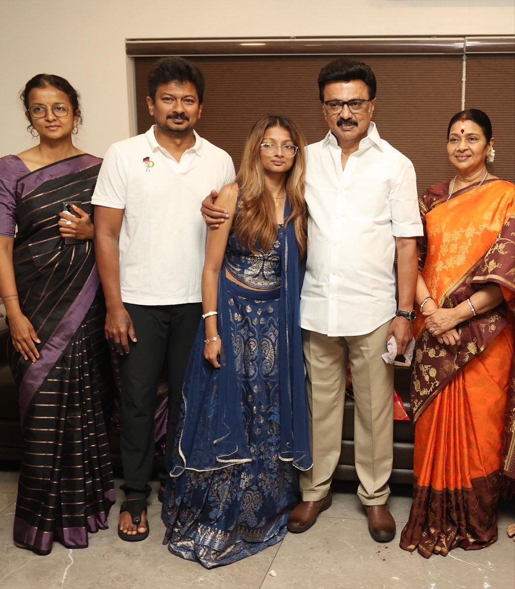 மாண்புமிகு தமிழ்நாடு முதலமைச்சர் <a href="/mkstalin/">M.K.Stalin - தமிழ்நாட்டை தலைகுனிய விடமாட்டேன்</a> அவர்கள், தமது 73-ஆவது பிறந்த நாளை முன்னிட்டு, குடும்பத்தினருடன் கேக் வெட்டி மகிழ்ந்த நிகழ்வில் பங்கேற்றோம்.

இந்திய ஒன்றியத்தின் ஒப்பற்ற நம் தலைவர் அவர்களுக்கு பிறந்த நாள் வாழ்த்துகளைத் தெரிவித்தோம்!