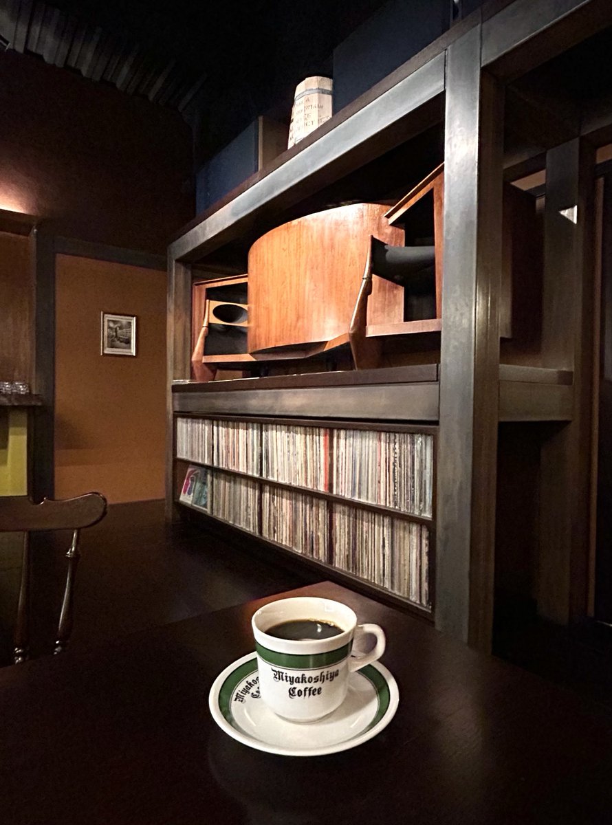 sasukejazz0033's tweet photo. 札幌に本社があるジャズ度高めのチェーン店「宮越屋珈琲」の神田明神下店が12月オープン。JBL-Paragonがあると聞きつけ往訪。BGMを超えるジャズが鳴っていました。JBL4348も設置。因みに町田店にはJBL4344、新橋店にはJBL-Olympusがあります♬
#宮越屋珈琲神田明神下店　#JblParagon  #ジャズ喫茶 https://t.co/bq6QejIZRm