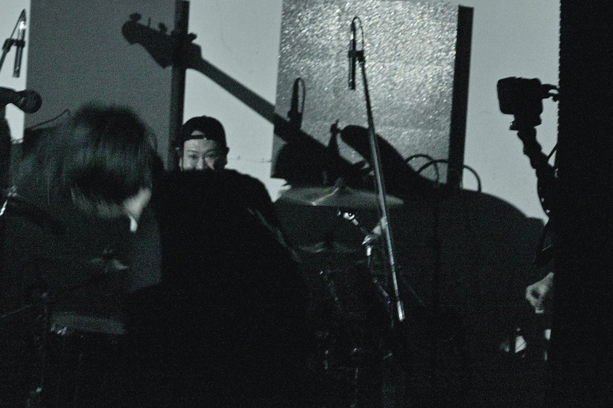 これもいいんよなー。険しい顔のアイコンタクトの背後に影絵。デカい楽器の精霊が憑いているみたいやん？
1投稿目の4つめもギターネックと手がリンクしているから、そこだけ少し色調際立つようにしている。2投稿目の1つめは顎のラインとVJが揃っているのが、光の刺青みたいでいいなーと。