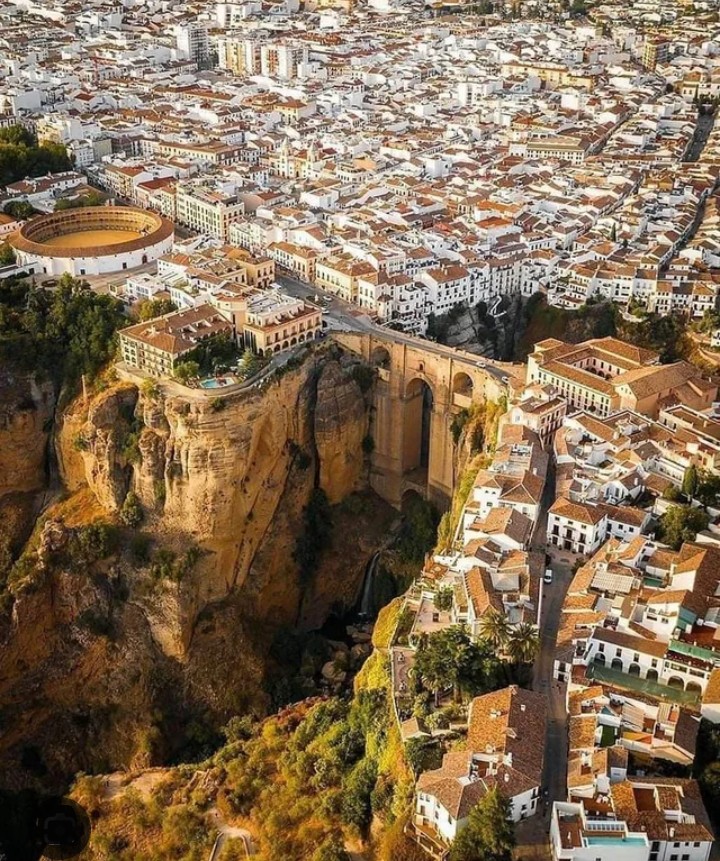 T_Onate's tweet photo. #DiaDeAndalucia

... sin duda, Trajano, Adriano y Séneca estarían de acuerdo conmigo que lo que enamora de Bética, no sólo son lugares como Ronda, Sevilla o Córdoba,  o el palacio "rojo" andalusí, sino el trayecto entre sus sierras, ríos y campos .. y que decir de su gente https://t.co/QM3geAyVht