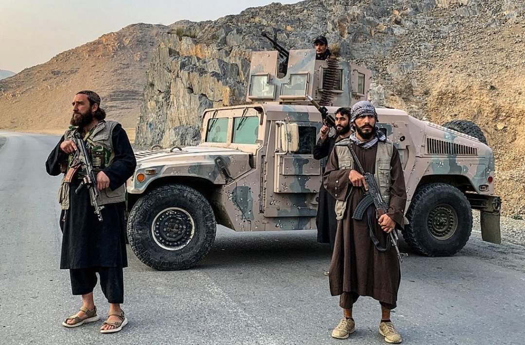 MASSIVE: Pakistan–Afghanistan Conflict Escalates as Airstrikes, Casualty Claims Intensify

The conflict between Pakistan and Afghanistan has sharply escalated following cross-border airstrikes and artillery exchanges.

Pakistan initially carried out airstrikes inside Afghanistan,