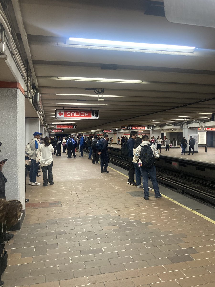 AmigoInvisibleU's tweet photo. @MetroCDMX que sucede en la línea 6 . Eñ ambas direcciones no hay servicio.  Por favor avisen que sucede  #metro #ayuda https://t.co/yBn70YLaVR