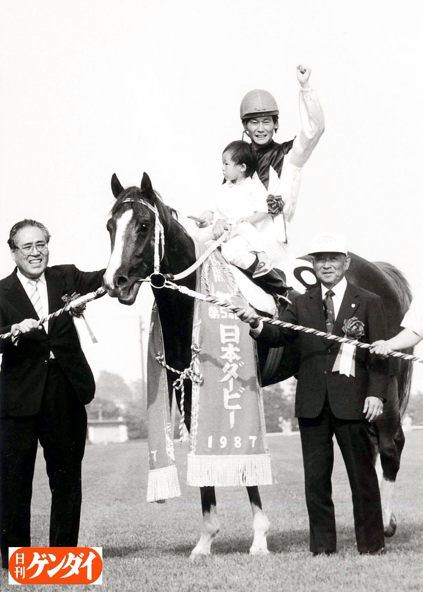 ３９年前のあの日のように──。
中山５Ｒを弟子の長浜鴻緒騎手＝サザンテイオーで制した根本康広調教師。
馬上での口取りに。
第５４回日本ダービーが蘇ります。
#根本康広 #調教師 #ＪＲＡ 
#中山５Ｒ #サザンテイオー #長浜鴻緒