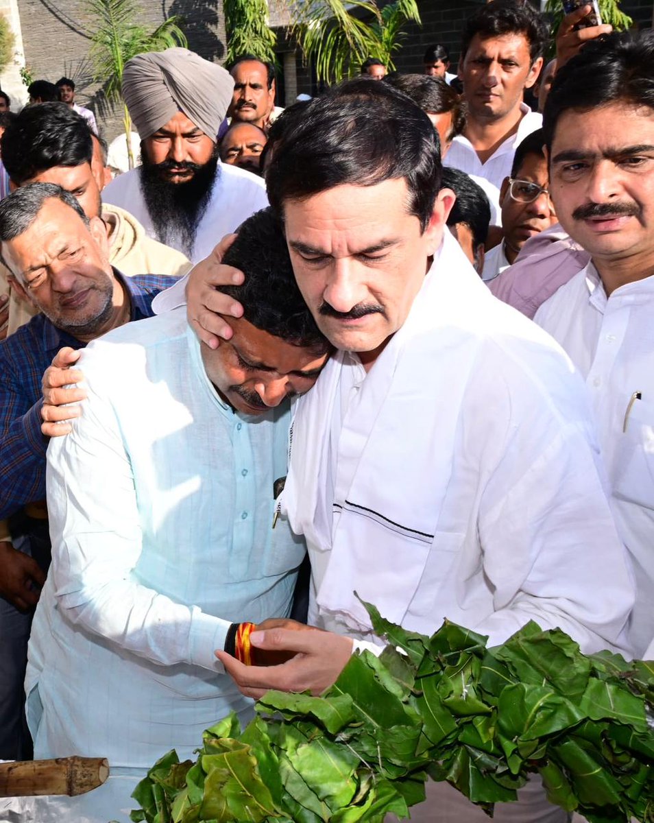 TikaRamJullyINC's tweet photo. माँ की अंतिम यात्रा, हृदय अत्यंत व्यथित है।

जिस माँ ने अपनी ममता, त्याग और आशीर्वाद से हमारा जीवन सँवारा, कल उनकी अंतिम यात्रा में उन्हें विदा करना जीवन का सबसे कठिन और पीड़ादायक क्षण है।

उनकी स्मृतियाँ, उनके दिए संस्कार और उनका असीम स्नेह सदैव हमारे साथ रहेंगे और हर कदम पर मार्गदर्शन करते रहेंगे।

ॐ शांति।