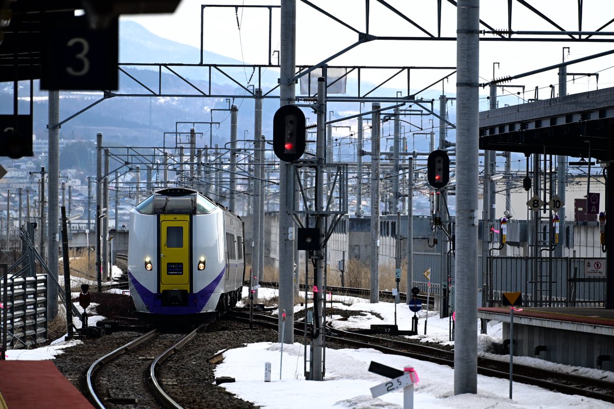 七飯駅は駅名標の切り抜き文字がよいです 跨線橋には古いのりば表示も